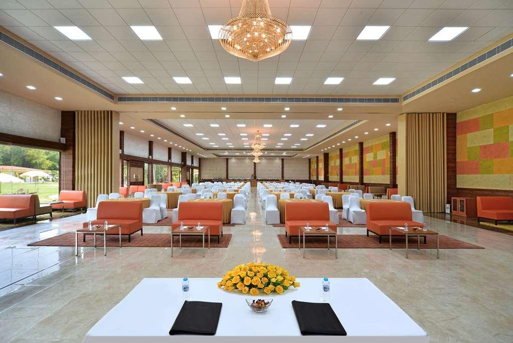 Best Western Resort Country Club Gurgaon Instalações foto